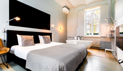 SStandard room with bath in coach house 2p.