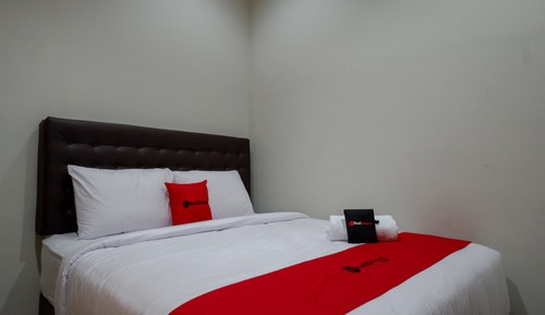 Deluxe Room (Reddoorz)