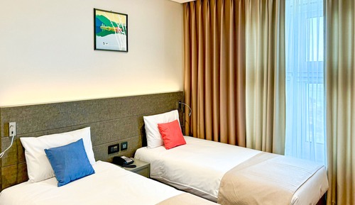Randomly Assigned (Rooms are randomly assigned upon check-in, 5PM Check-in)