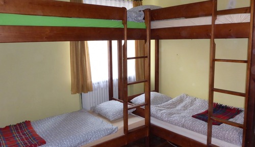 Family Room, Shared Bathroom (04)