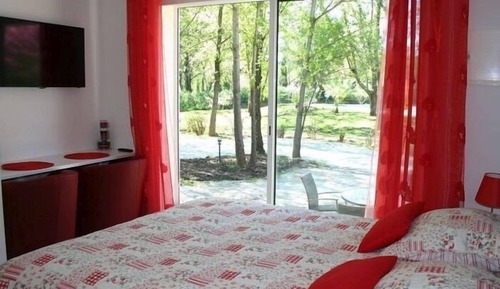 Double Room, Private Bathroom (Chambre Coquelicot)