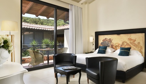 Junior Suite, 1 King Bed, Balcony, Courtyard View