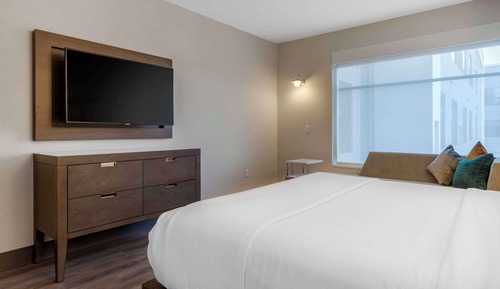 Suite, 1 King Bed, Accessible, Non Smoking