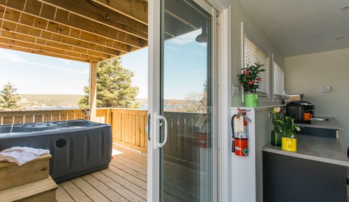 Humpback Whale Suite: Small Hot Tub Apt