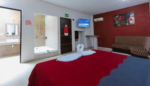Deluxe Suite, 1 King Bed, Hot Tub