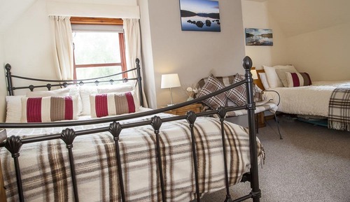 Classic Twin Room (Loch Tarff)