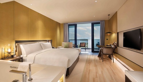 Deluxe Room, 1 King Bed, Lake View