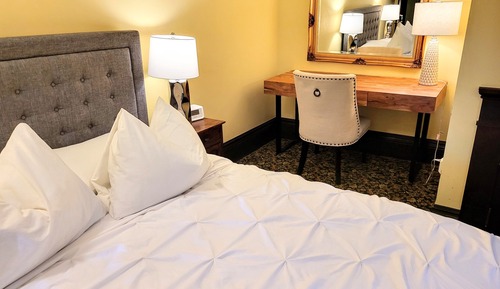Comfort Room, 1 Queen Bed, Ensuite