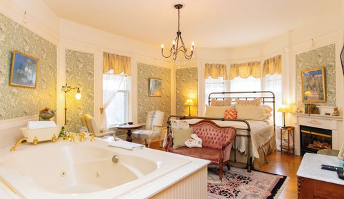 Suite, 1 King Bed (Giverny)