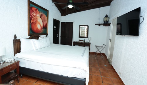 Deluxe Room, 1 King Bed (7)