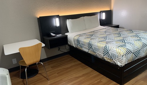 Deluxe Room, 1 Queen Bed, Non Smoking, Refrigerator & Microwave