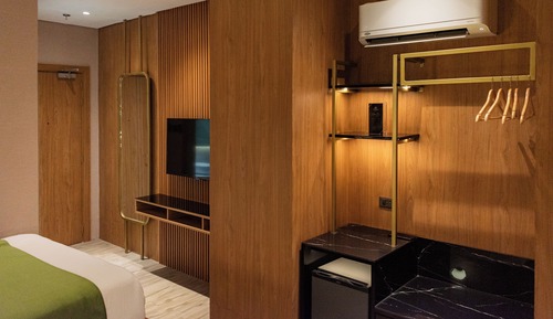 Basic Room, 1 Queen Bed, No Windows