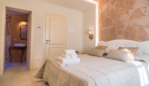 Honeymoon Suite, 1 King Bed, Private Bathroom (Maria)
