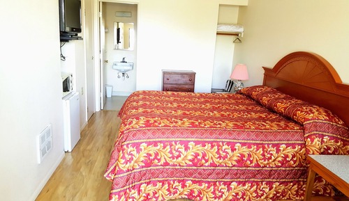 Single Room, 1 Queen Bed, Kitchen
