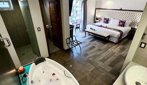 Deluxe Studio Suite, River View (and Mountain View)