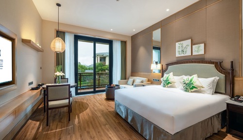 XinYue Building Deluxe Garden view King Bed Room