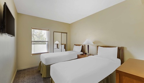 2 Bedroom 1 King 1 Queen/2 Twins Roll in Shower