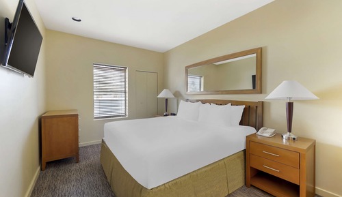 1 Bedroom 1 King Suite With Sofabed