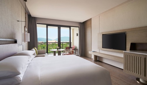 Deluxe Room, 1 King Bed, Balcony, Garden View