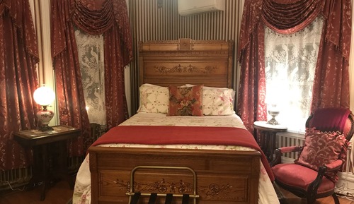 Standard Room, 1 Queen Bed (Hall Bath, shared)