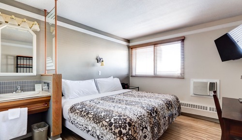 Basic Room, 1 King Bed, Courtyard View