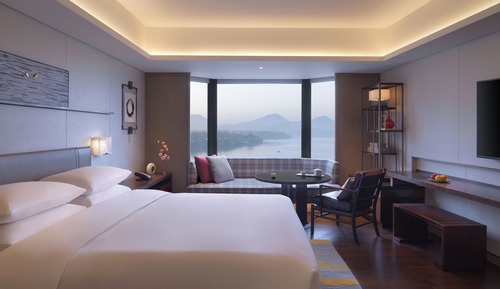 Club Room, 1 King Bed, Lake View