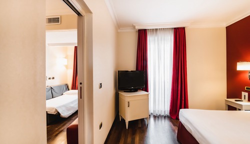 Deluxe Suite 2 Connecting Rooms