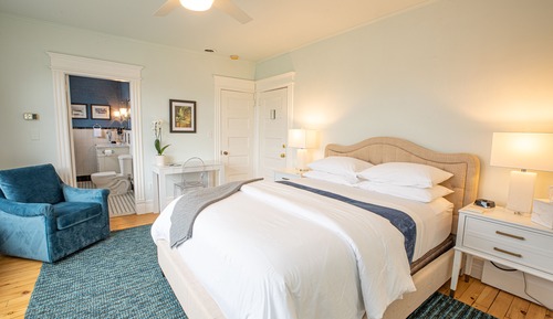 West Lake Room, Deluxe Queen Bed, Ensuite, Lake View