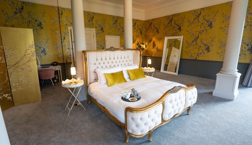 Suite, 1 King Bed, Garden View