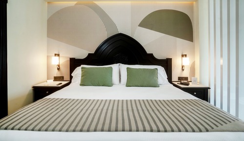Junior Suite, 1 King Bed (M)