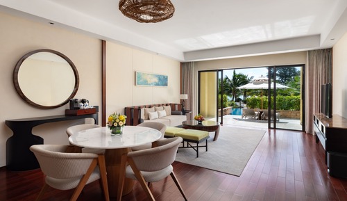 Club Suite, 1 King Bed, Pool Access