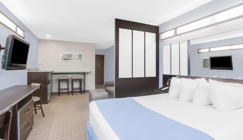 Deluxe Studio Suite, 1 Queen Bed, Non Smoking