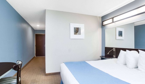 Suite, 1 Queen Bed, Accessible, Non Smoking (Mobility/Hearing, Tub w/ Grab Bars)