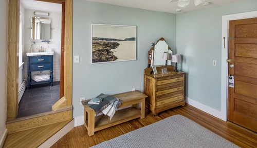 Cobble Beach (Private Bathroom)