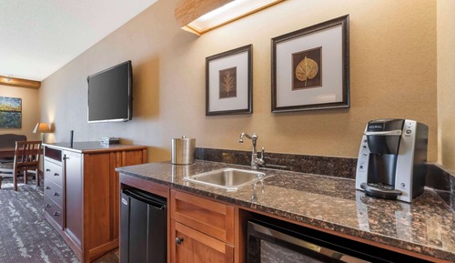 Standard Room, 1 King Bed, Balcony, Lakeside