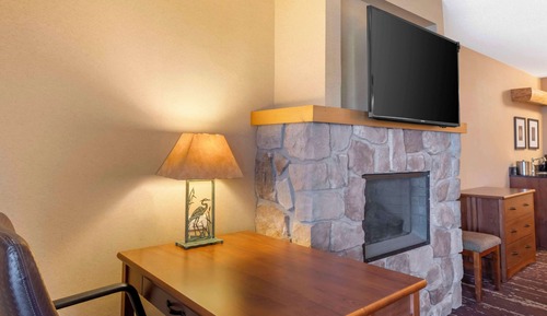 Suite, 1 King Bed, Jetted Tub, Lakeside