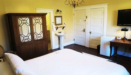 Standard Room, 1 King Bed