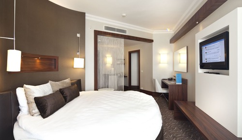 Honeymoon Suite