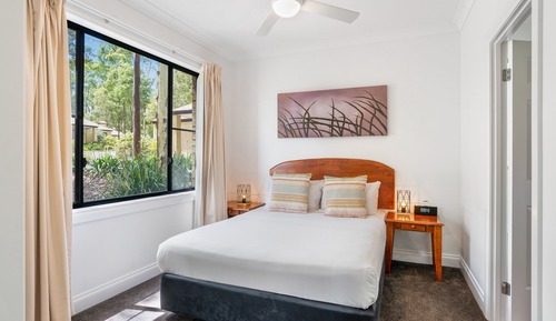 One-Bedroom Queen Apartment