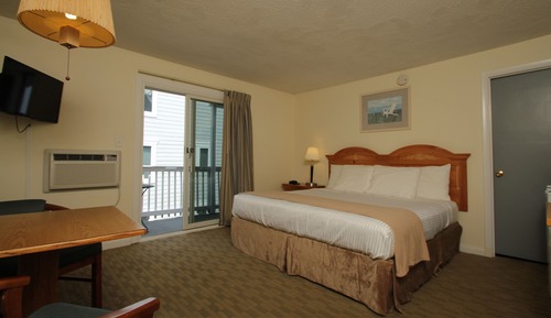 Room, 1 King Bed, Partial Ocean View, Second Floor