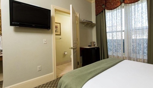 Standard Room, 1 Queen Bed