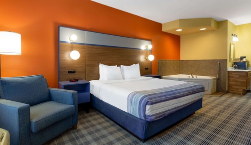 Studio Suite, 1 King Bed, Accessible, Non Smoking (Roll-In Shower)