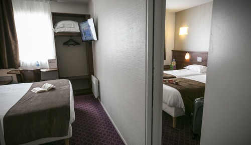 Connecting room