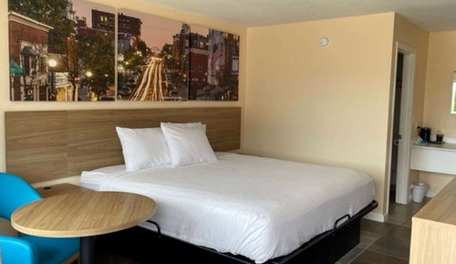 Room, 1 King Bed, Non Smoking (Shower Only)