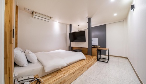Room (Late check-out random lodging (Netfli)
