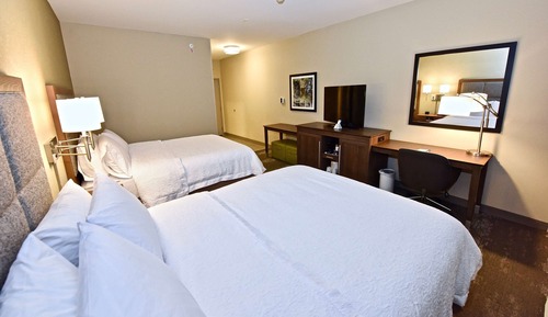 Room, 2 Queen Beds, Refrigerator & Microwave (Bathtub)