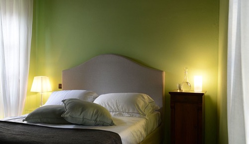 Deluxe Room, 1 Queen Bed, Balcony, Corner