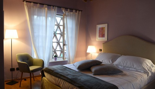 Standard Room, 1 Queen Bed, Private Bathroom, Courtyard Area