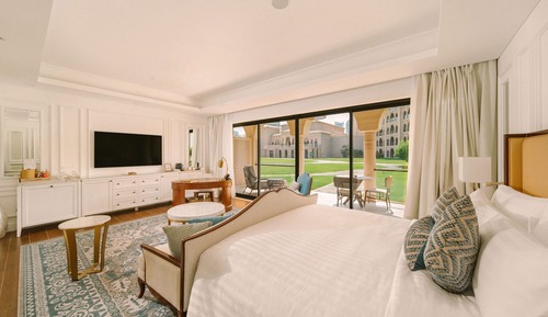 Royal Mansion Garden Room