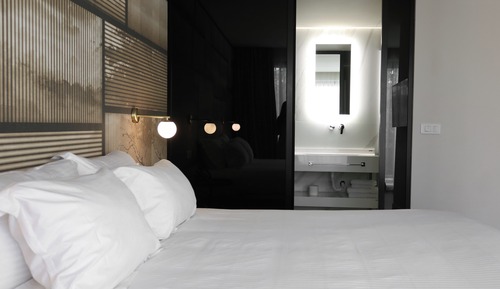 Premium Suite (Top Floor)